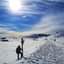 L'immagine può contenere: una o più persone, cielo, nuvola, montagna, neve, spazio all'aperto e natura