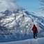 L'immagine può contenere: una o più persone, cielo, montagna, albero, nuvola, neve, spazio all'aperto e natura
